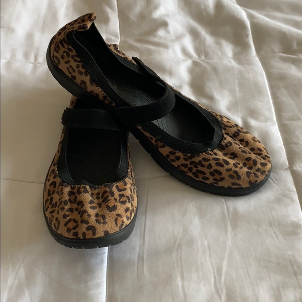 WORN ONCE REVITALIGN SHOES 8